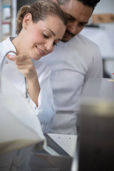 Framgångsrikt Affärsteam Diskuterar Strategi — Stockfoto