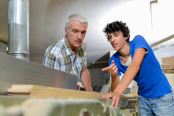 Arbeiter Schneidet Holz Auf Maß — Stockfoto