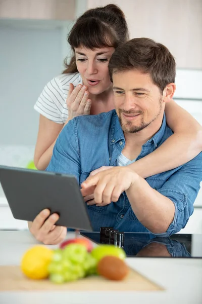 Schönes Junges Paar Mit Tablet Computer — Stockfoto