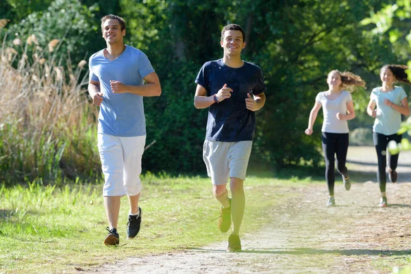 Dos Hombres Dos Mujeres Corriendo Por Parque — Foto de Stock