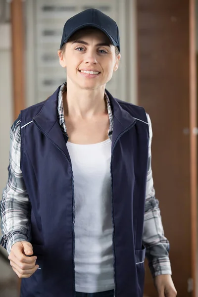 Feliz Trabajadora Sonriendo Cámara — Foto de Stock