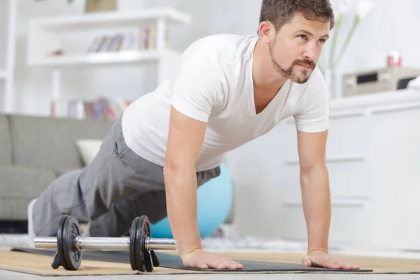 Sağlıklı Yakışıklı Bir Adam Kalas Egzersizi Yapıyor — Stok fotoğraf