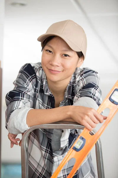 Mujer Feliz Sosteniendo Constructores Nivel —  Fotos de Stock