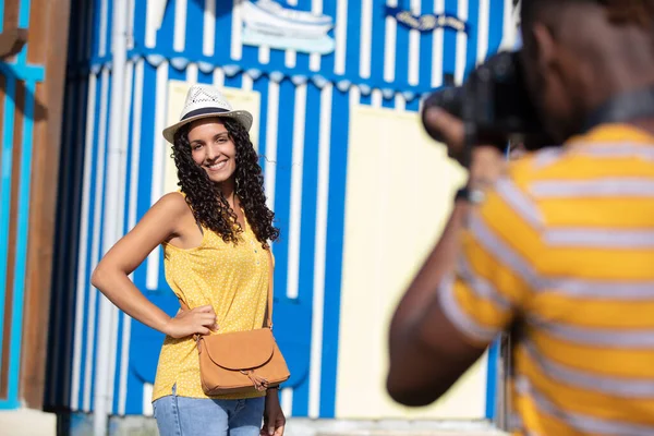 Femme Posant Pour Photographie Par Une Cabane Plage — Photo