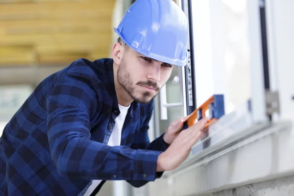 Worker Instala Windows Master Comprueba Nivel Reparación Del Marco —  Fotos de Stock