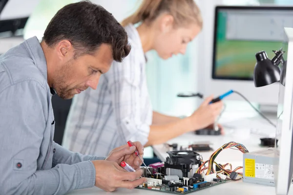 Pessoas Reparando Computador Uma Oficina — Fotografia de Stock