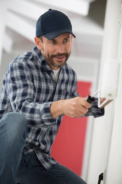 Indoor Roll Verf Muur Met Borstel — Stockfoto