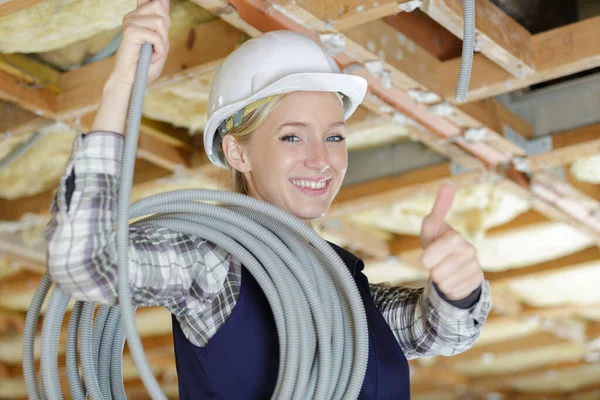 親指を立てる幸せな女性建築家は — ストック写真