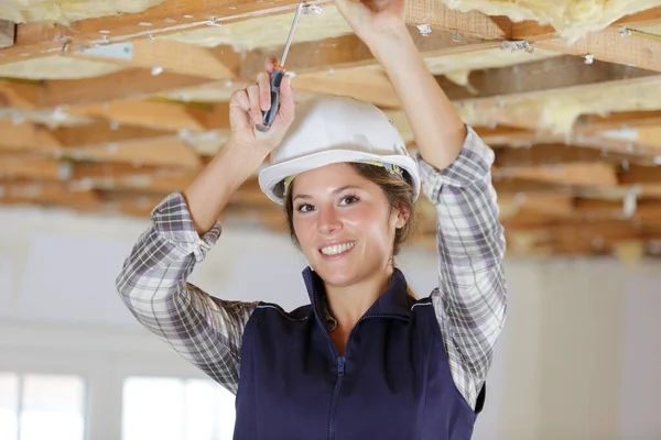 Vrouwelijke Elektricien Installeert Verlichting Plafond — Stockfoto