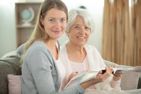 Zwei Schöne Frauen Auf Dem Sofa — Stockfoto