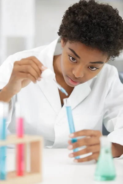 Female Science Student Using Dropper — Stock Photo, Image