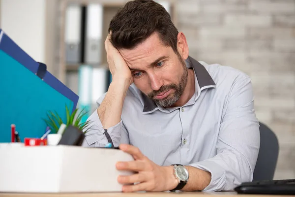 Besorgter Unternehmer Muss Das Büro Verlassen — Stockfoto