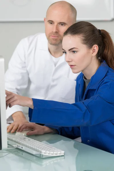 Étudiante Utilisant Professeur Ordinateur Regardant Par Dessus Son Épaule — Photo