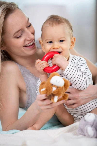 Mother Playing Her Baby Bedroom — Stock Photo, Image