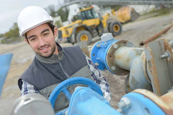 Homme Tournant Roue Sur Tuyauterie Industrielle — Photo