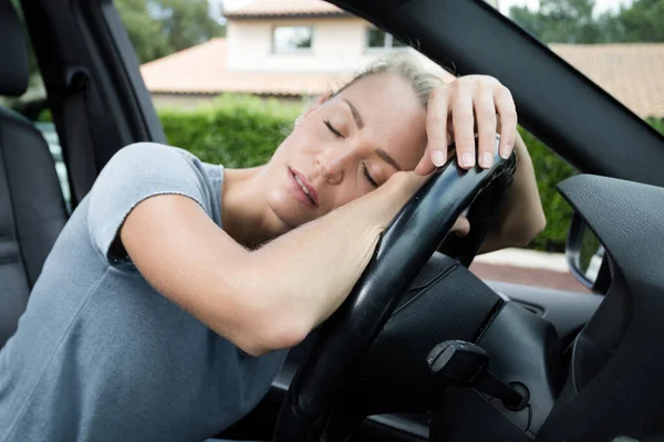 Ξανθιά Νεαρή Γυναίκα Κοιμάται Ένα Αυτοκίνητο — Φωτογραφία Αρχείου