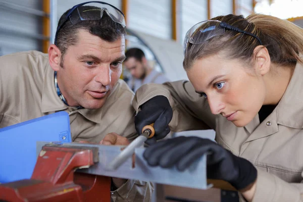 Uomo Donna Che Lavorano Officina — Foto Stock