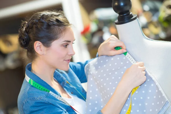 Couturière Femelle Mesure Vêtement Sur Mannequin — Photo