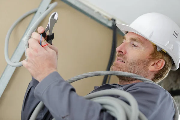 Eletricista Segurando Cortador Fio Para Cortar Cabos — Fotografia de Stock