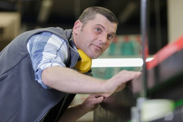 Trabajador Masculino Banco Metal — Foto de Stock