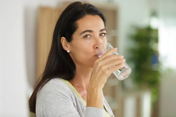 Mujer Madura Bebiendo Agua Vidrio Aislado Gris —  Fotos de Stock