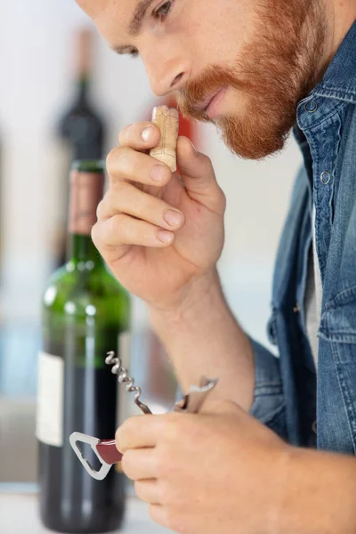 Jovem Homem Mesa Abrindo Vinho Tinto — Fotografia de Stock