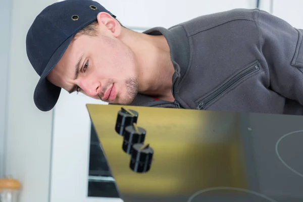 Man Installeren Keuken Kookplaat Kijken Verward — Stockfoto