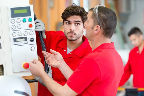 Trabajador Que Opera Una Máquina Una Fábrica — Foto de Stock