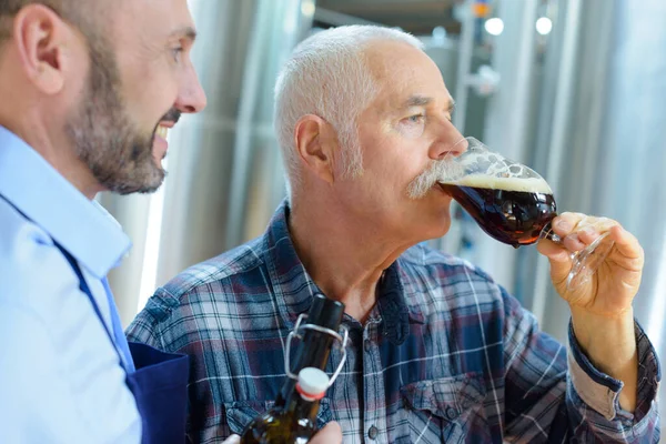 Άνθρωπος Δοκιμάζοντας Αποστακτήρια Καλύτερη Μπύρα — Φωτογραφία Αρχείου