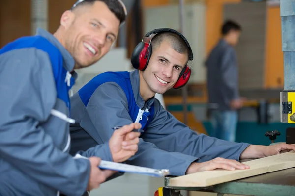 Mann Mit Lehrling Blickt Kamera — Stockfoto