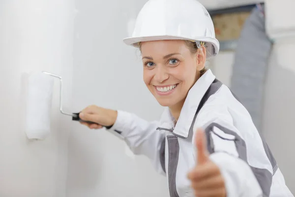 Bela Jovem Mulher Com Rolo Pintura Mostrando Polegares Para Cima — Fotografia de Stock