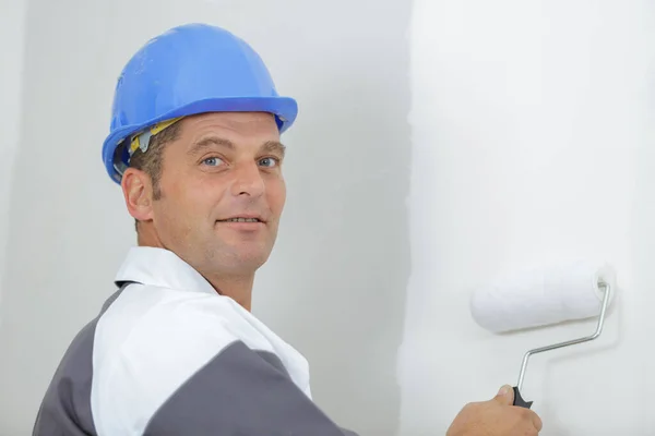 Mannelijke Decorateur Met Behulp Van Roller Muur Schilderen — Stockfoto