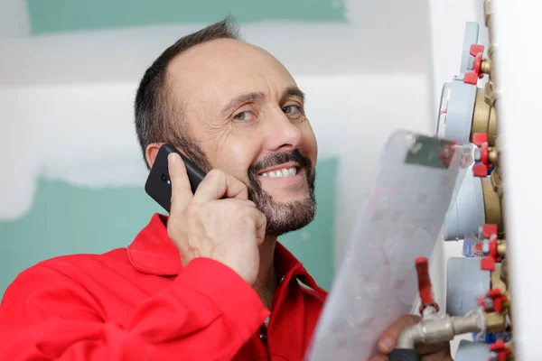 Monteur Aannemer Aan Telefoon — Stockfoto