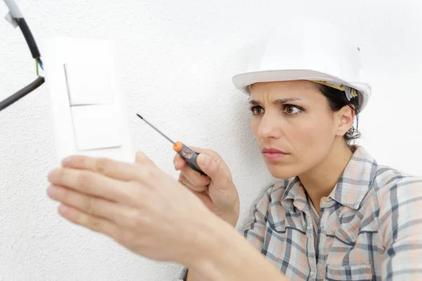 Female Electrician Installing Lightswitch — Stock Photo, Image
