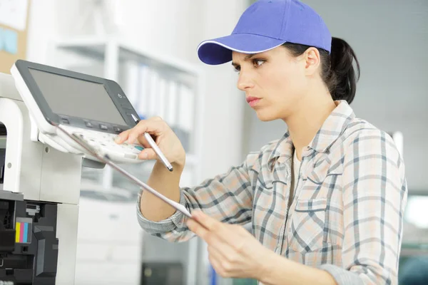 Vrouw Die Een Printer Repareert — Stockfoto