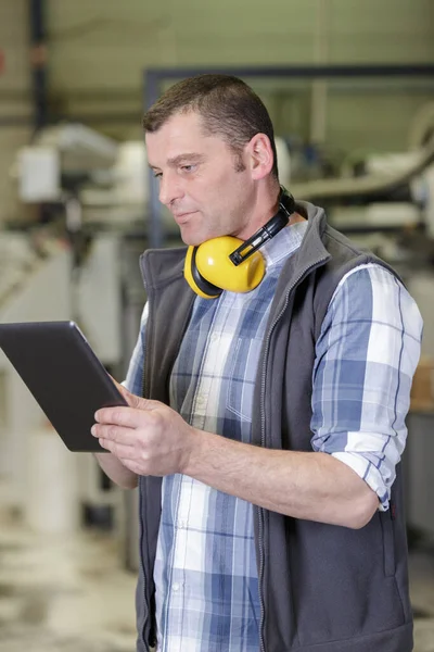 Mann Mittleren Alters Schutzkleidung Arbeitet Einem Tablet — Stockfoto