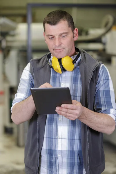 Engenheiro Sênior Está Usando Computador Tablet Uma Fábrica — Fotografia de Stock