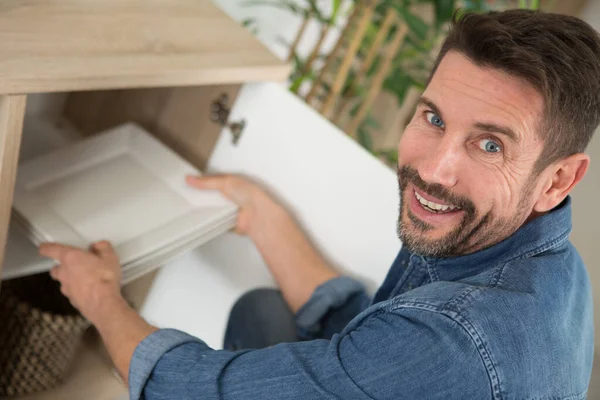 Man Die Borden Sorteert Een Keukenkast — Stockfoto