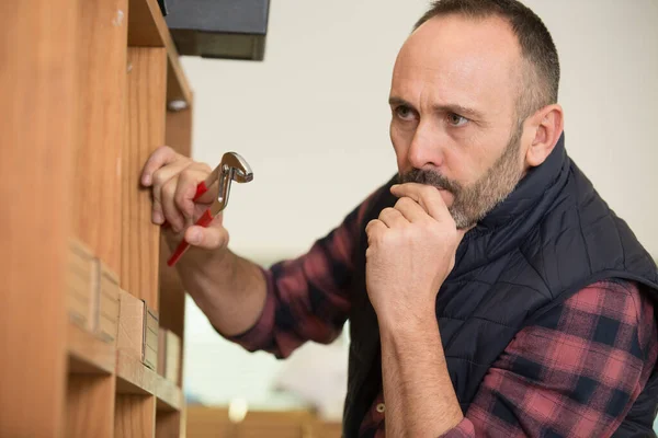 Tischler Arbeitet Der Werkstatt — Stockfoto