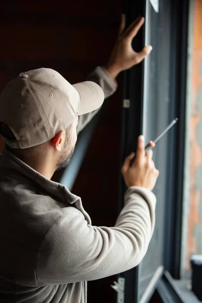 Hombre Servicio Instalando Ventana Con Destornillador — Foto de Stock