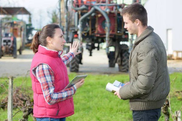 Bauern Diskutieren Erntemanagement Vor Traktor — Stockfoto