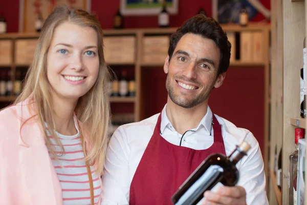 Propietario Masculino Bodega Con Técnico Bodega — Foto de Stock