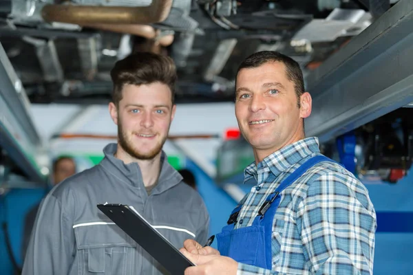 Due Meccanici Che Lavorano Sotto Auto — Foto Stock