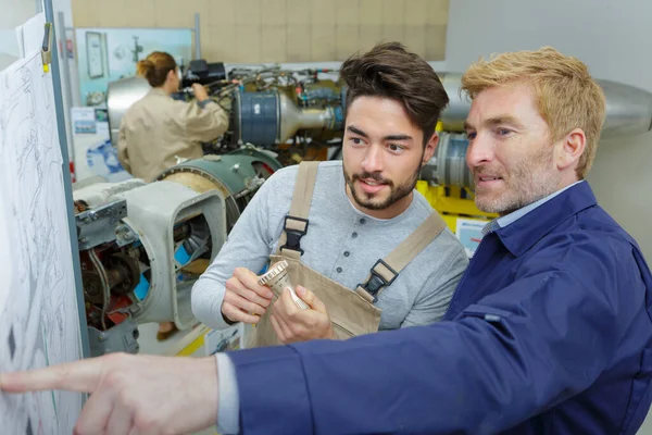 Porträt Zweier Arbeiter Während Der Zusammenarbeit — Stockfoto