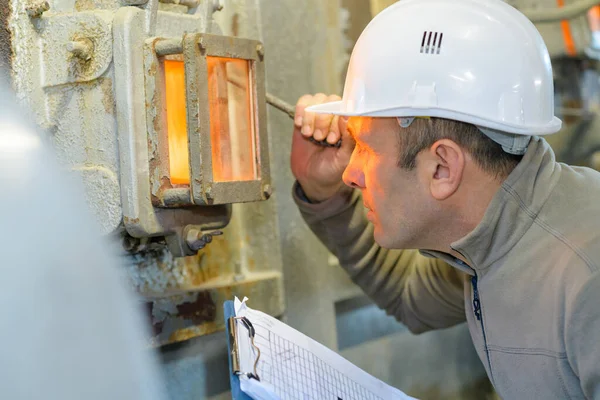 Man Werkzaam Keramische Fabriek — Stockfoto