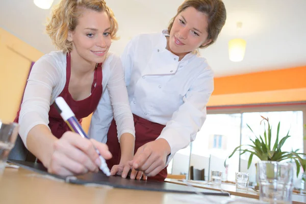 Serveerster Chef Kok Schrijven Specials Board — Stockfoto