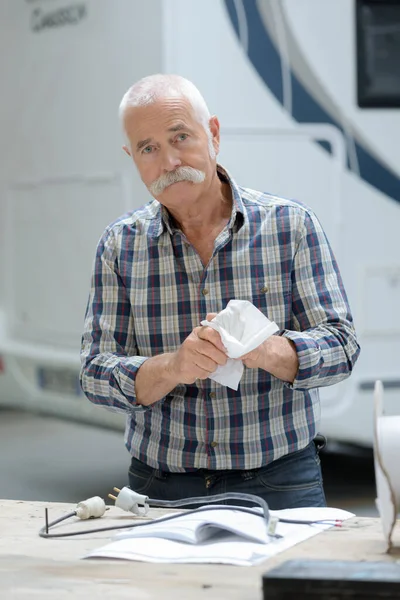 Mature Auto Mechanic Smiles — Stock Photo, Image