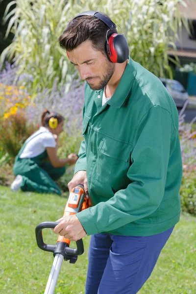 Jardinero Macho Cortar Hierba Con Cortacésped —  Fotos de Stock