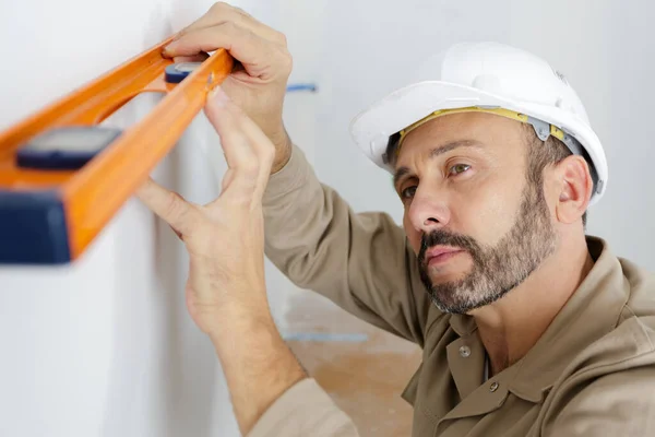 Homem Construtor Com Nível — Fotografia de Stock