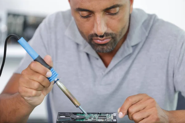 Reparador Que Trabaja Computadora Fijación Soporte Técnico —  Fotos de Stock